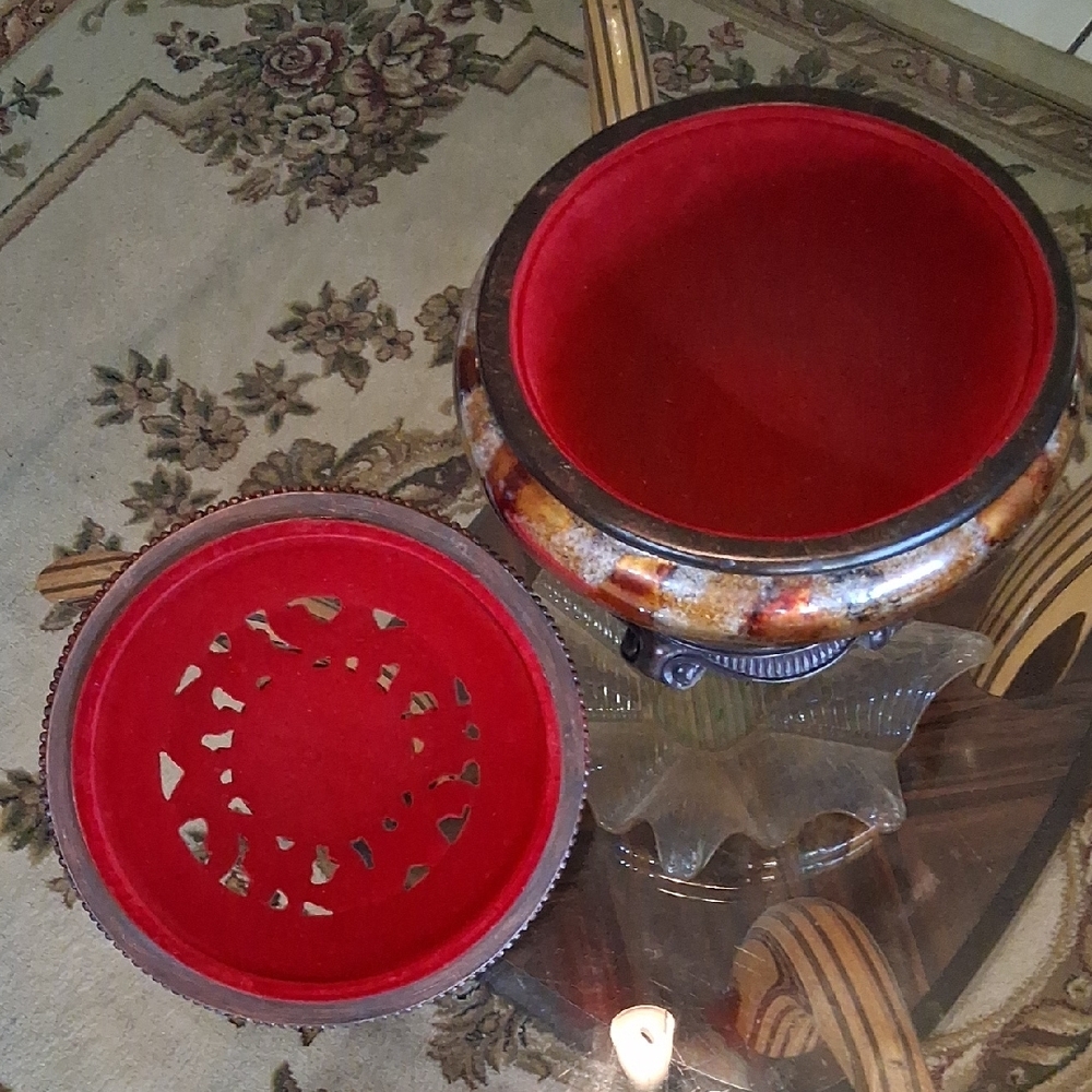 The Perfect Purse/Makeup Bowl. Elegant Decorative Bowl With Red Velvet Inside. - Picture 5 of 16